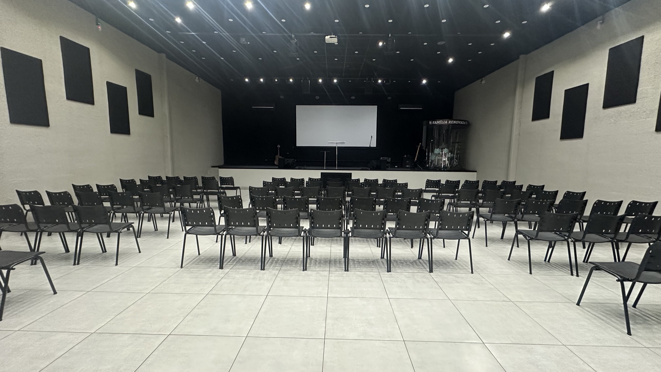 Interior da Renovada Palhoça, com as cadeiras voltadas para o palco